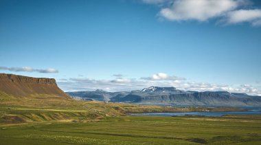 İzlanda'daki fjord ile güzel dağ manzarası