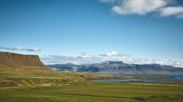 Beau paysage de montagne avec le fjord en Islande — Photo