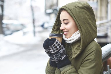 Çay açık havada kış sokak içme genç kadın portresi.