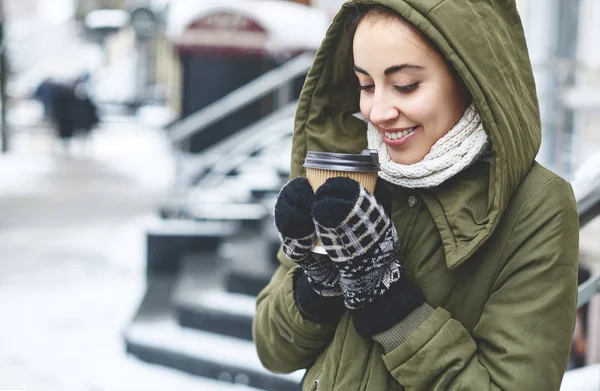 Retrato de jovem mulher bebendo chá ao ar livre na rua de inverno . — Fotografia de Stock