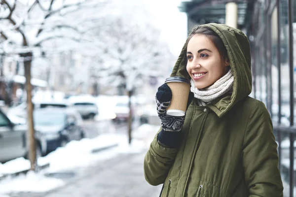 Retrato de una joven bebiendo té al aire libre en la calle de invierno . — Foto de Stock