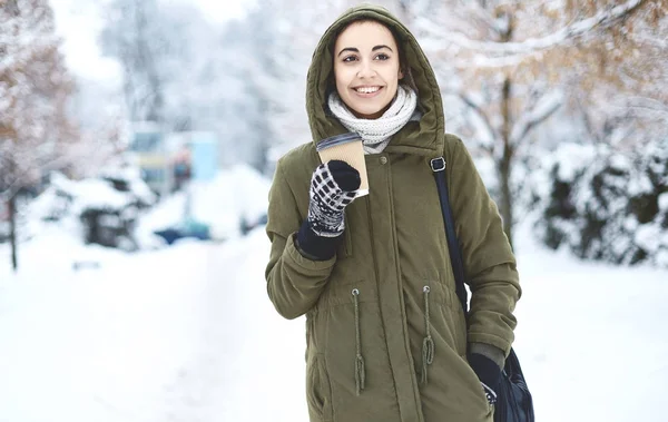 Portret van de jonge vrouw drinken thee buiten op straat winter. — Stockfoto