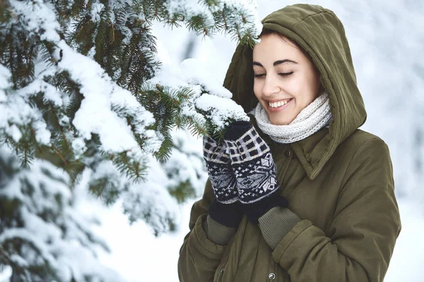 Close-up van portret van de jonge vrouw buiten op straat winter. — Stockfoto