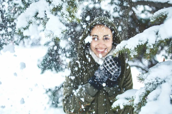 Закрыть портрет молодой женщины на улице зимой . — стоковое фото
