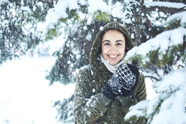 Close up Retrato de jovem ao ar livre na rua de inverno . — Fotografia de Stock