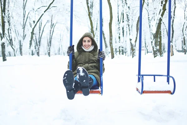 Bliska Portret młodej kobiety na zewnątrz w zimie ulicy. — Zdjęcie stockowe