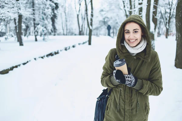 Портрет молодої жінки, що п'є чай на вулиці взимку . — стокове фото