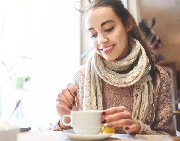 Frau im Café trinkt Kaffee — Stockfoto
