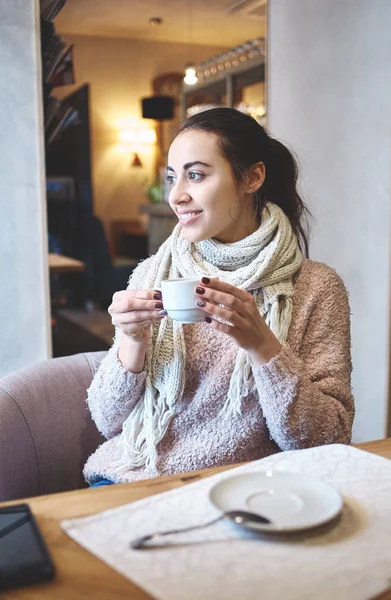 Frau im Café trinkt Kaffee — Stockfoto