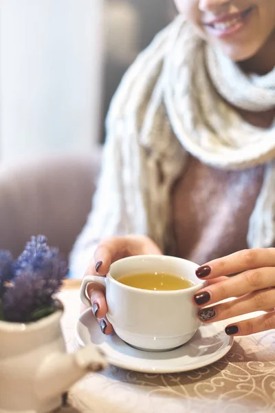 Les femmes mains avec une tasse de thé — Photo