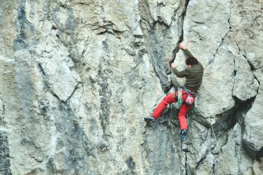 Uçurumdaki erkek dağcı
