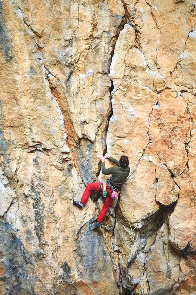 चट्टान पर पुरुष रॉक चढ़ाई — स्टॉक फ़ोटो, इमेज