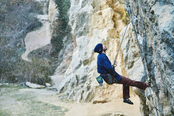 Arrampicatore maschile sulla scogliera — Foto Stock