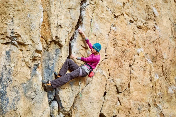 Kvinnelig fjellklatrer på klippen – stockfoto
