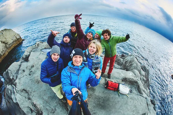 Lachende Freunde am Meer im Winter — Stockfoto