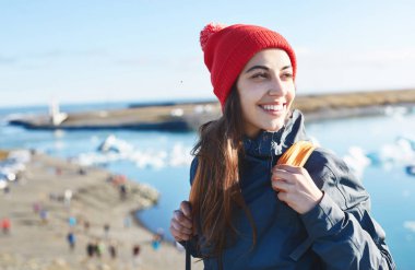 İzlanda'daki buz Lagoon çantada kadınla
