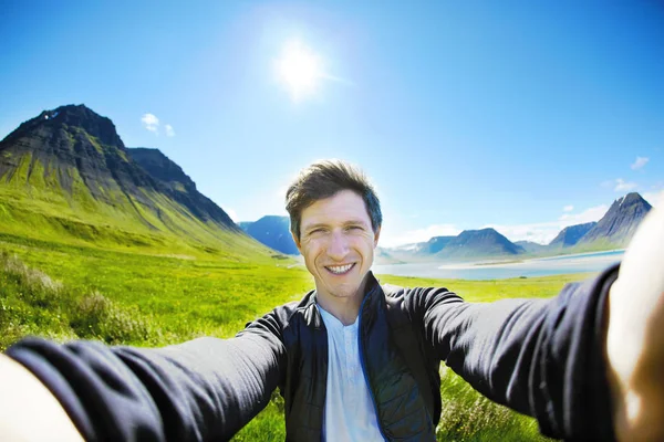Hombre viajero haciendo selfie en la naturaleza en Islandia — Foto de Stock