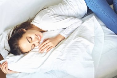 genç kadın yastık sarılma yatakta yatarken