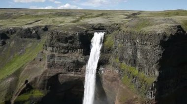 Güney İzlanda'daki meşhur Haifoss Şelalesi