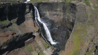 Güney İzlanda'daki meşhur Haifoss Şelalesi
