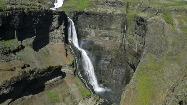 Famosa cachoeira Haifoss no sul da Islândia — Vídeo de Stock