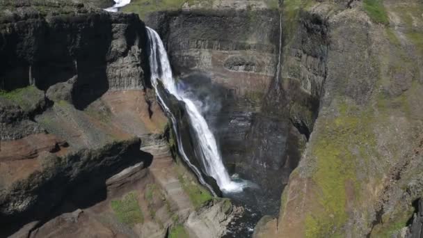 Slavný Haifoss vodopád na jihu Islandu — Stock video