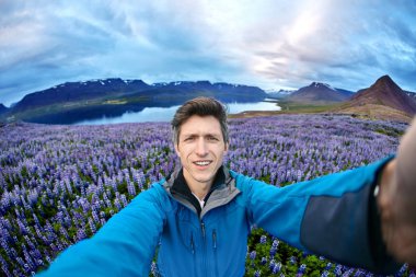 İzlanda doğada poz adam