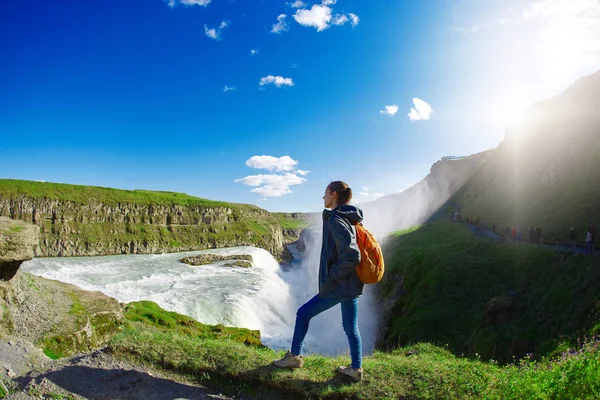 Vrolijke vrouw lopen en poseren op natuur in IJsland — Stockfoto