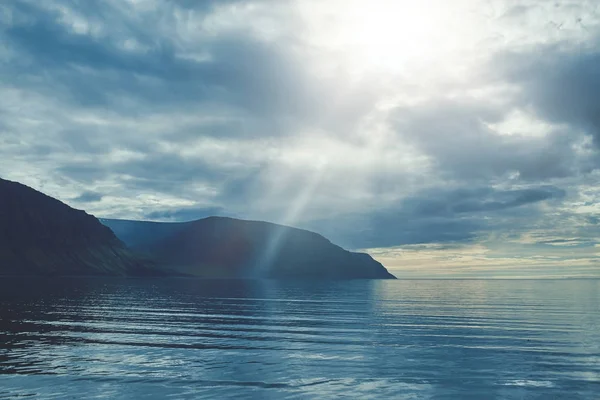 Prachtige zonsondergang over de fjord in IJsland Stockfoto