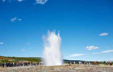 İzlanda 'da Strokkur Gayzerinin Patlaması