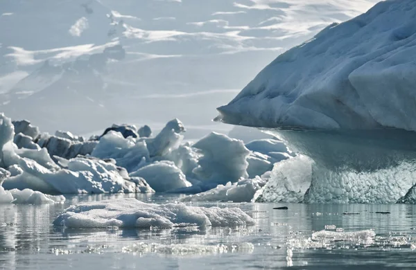 Beautiful cold landscape picture of icelandic glacier lagoon bay, — Stock Photo, Image