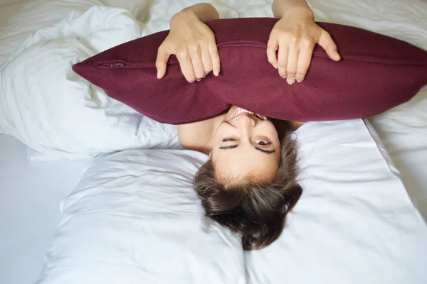 Giovane donna sdraiata sul letto — Foto Stock