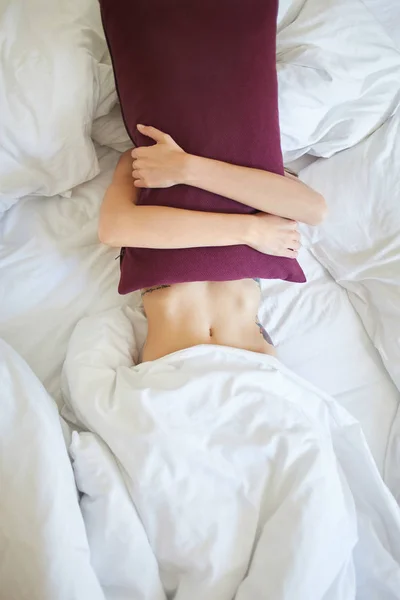 Giovane donna sdraiata sul letto — Foto Stock