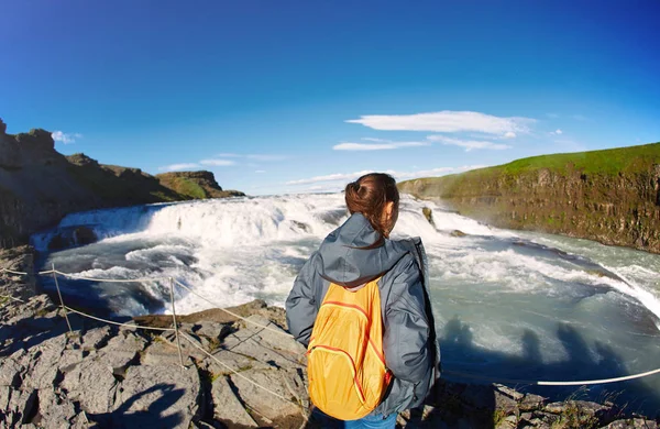 Mujer alegre caminando y posando sobre la naturaleza en Islandia — Foto de Stock