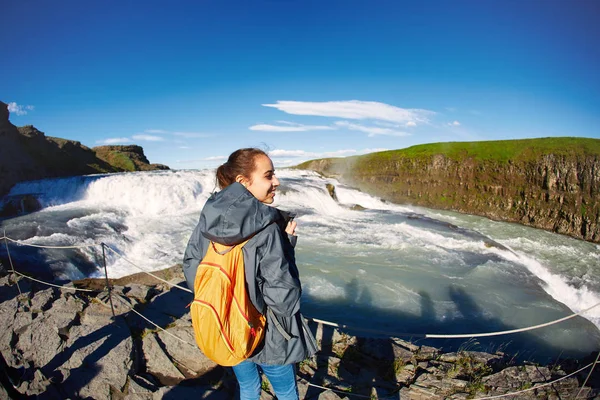 陽気な女性ウォーキング、アイスランドの自然のポーズ — ストック写真