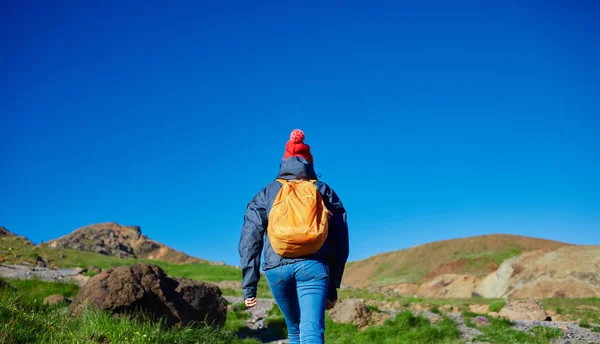 Kvinne på vandring i Hveragerdi Islands elvedal – stockfoto