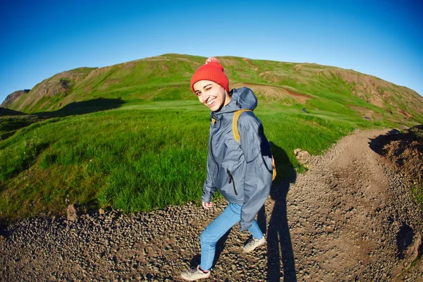 Vrouw reiziger op een wandeling in de vallei van de rivier van Hveragerdi IJsland — Stockfoto