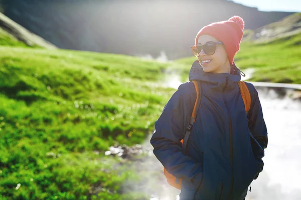 Voyageuse en promenade dans la vallée de la rivière Hveragerdi Islande — Photo