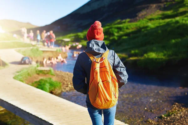 Viajera en un paseo por el valle del río Hveragerdi Islandia —  Fotos de Stock