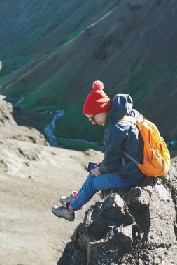 kadın Gezgin Hveragerdi nehir İzlanda vadisinde bir yolda