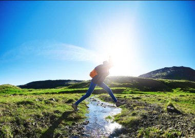 kadın Gezgin Hveragerdi nehir İzlanda vadisinde bir yolda