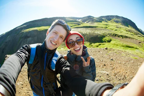 Пара путешественников на прогулке в долине реки Hveragerdi Исландии — стоковое фото