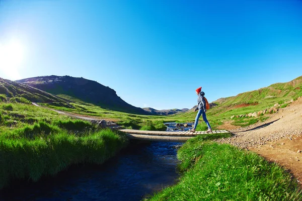 Kadın Gezgin Hveragerdi nehir İzlanda vadisinde bir yolda — Stok fotoğraf