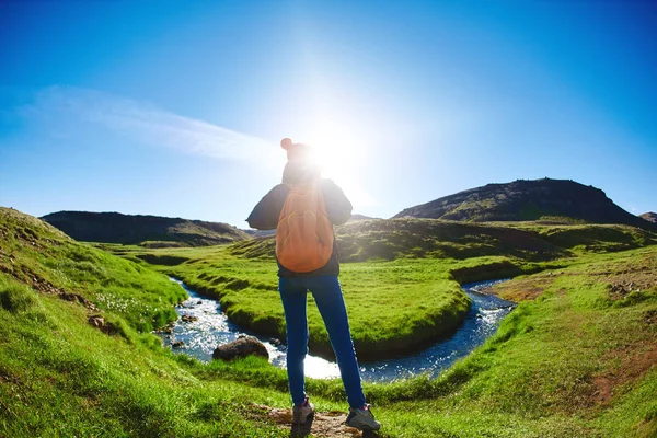 Viajera en un paseo por el valle del río Hveragerdi Islandia — Foto de Stock