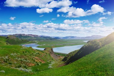 yolda bir parlak güneşli dağ manzarası