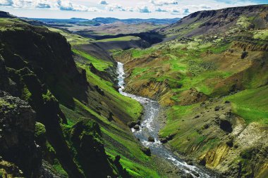Güney İzlanda'daki meşhur Haifoss Şelalesi