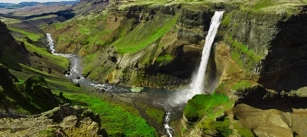 Berömda Haifoss vattenfallet i södra Island — Stockfoto