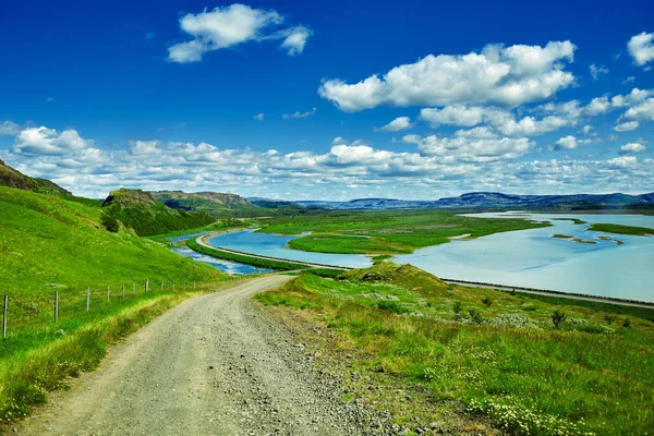 A világos, napos hegyi táj Road — Stock Fotó