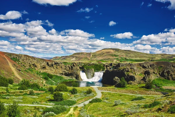 Berömda Hjalparfoss vattenfallet i södra Island — Stockfoto