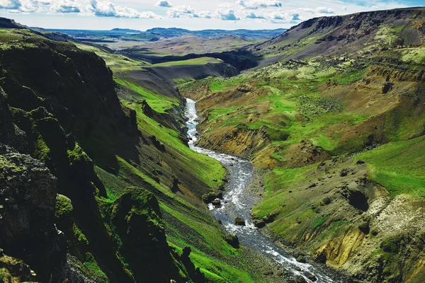 Slavný Haifoss vodopád na jihu Islandu — Stock fotografie